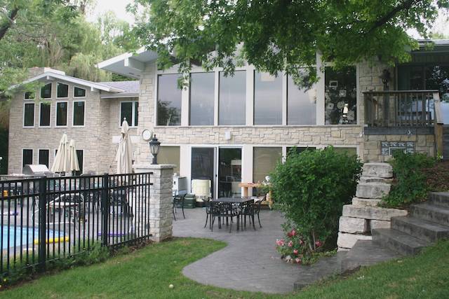 cobble stone veneer on a home exterior